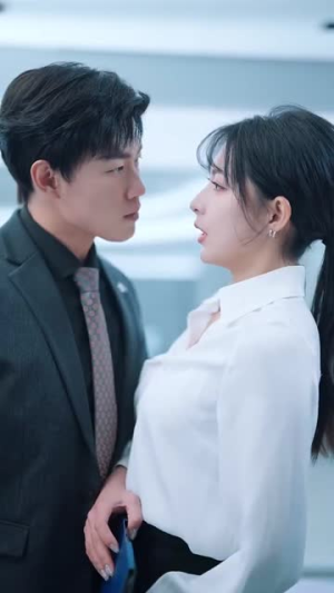 她与鸢尾同绽（31集）古装热门短剧